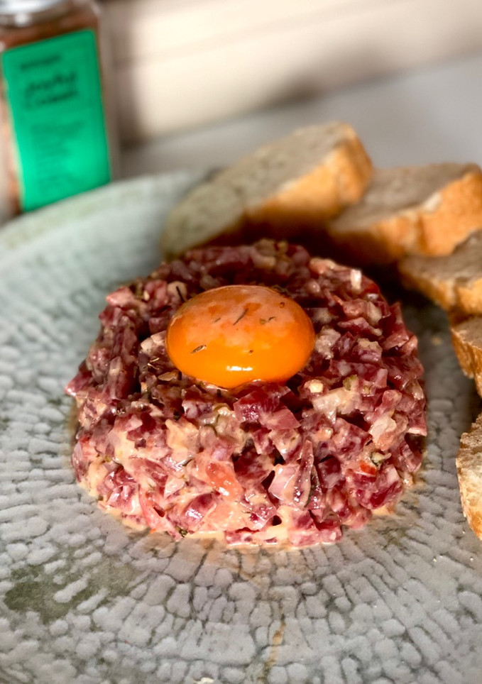 Una foto de Tartar de fuet y tomate con Joyful Coast
