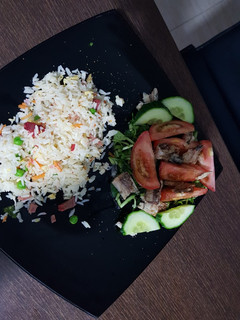 Una foto de Ensalada con sardinillas y arroz tres delicias