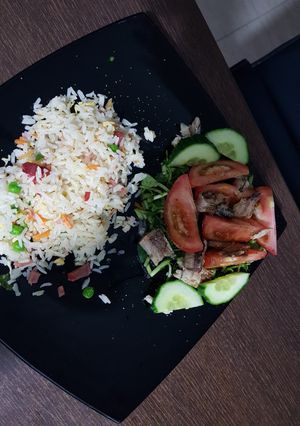 Una foto de Ensalada con sardinillas y arroz tres delicias