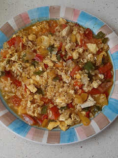 Una foto de Arroz integral con pollo y verduras
