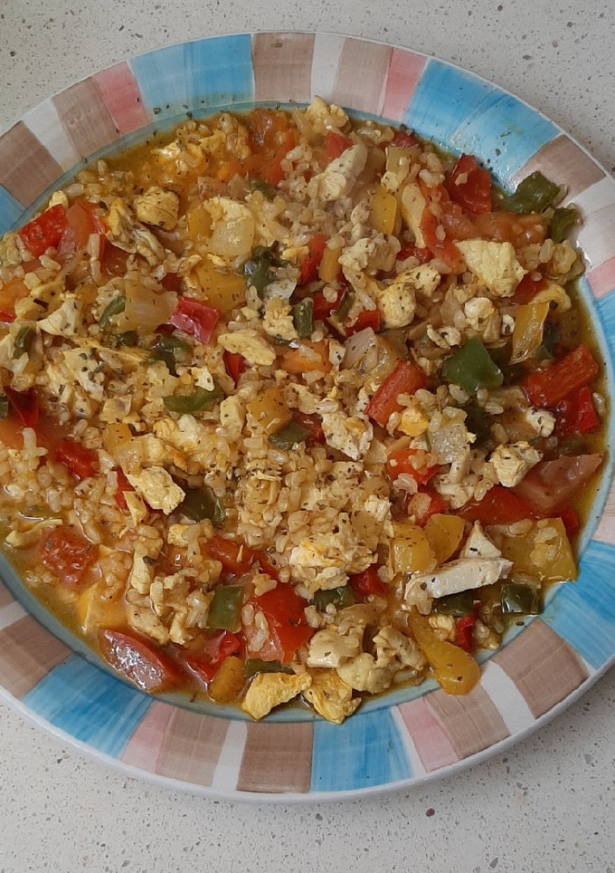 Una foto de Arroz integral con pollo y verduras