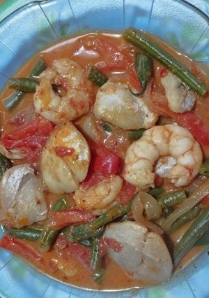 Una foto de Chupín de pescado con cachetes de abadejo y langostinos 🐟🦐