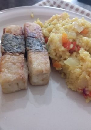 Una foto de Palitos veganos de tofu con arroz primavera