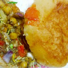 A picture of Chole Kulcha.