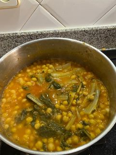 Una foto de Guisado de garbanzos con acelgas muy rápido