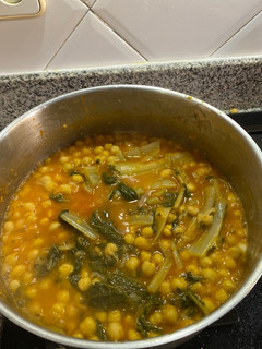 Una foto de Guisado de garbanzos con acelgas muy rápido