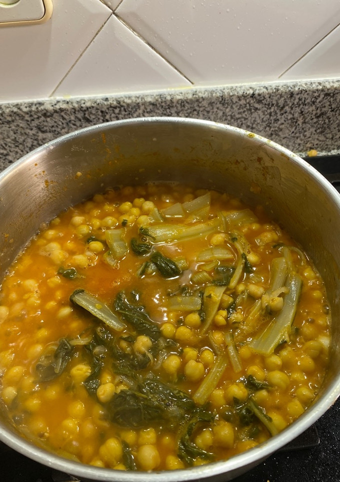Una foto de Guisado de garbanzos con acelgas muy rápido