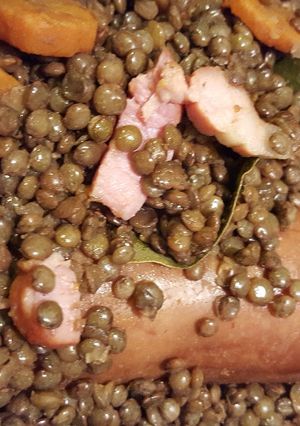Une photo de Lentilles à la saucisse de Morteau et à la poitrine fumée