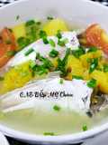 Canh cá chỉ vàng nấu thơm, cà chua