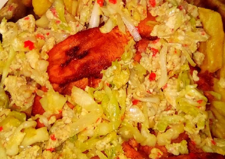 Simple Way to Prepare Homemade Egg and cabbage sauce with chips and plantain