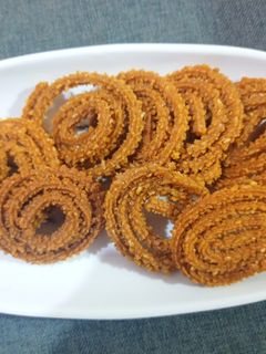 ज्वारीची चकली (jwarichi chakali recipe in marathi) रेसिपी चे मुख्य फोटो