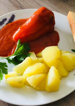 Töltött paprika főtt krumplival recept fotója