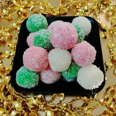 A picture of Coconut ladoo.