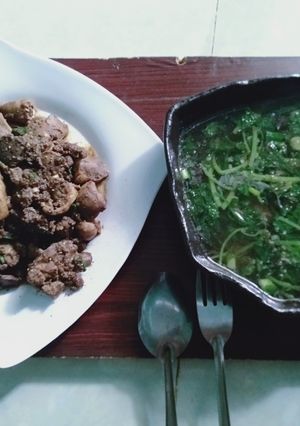 Hình của món Lòng gà xào ngũ vị hương với canh rau dền tôm khô.