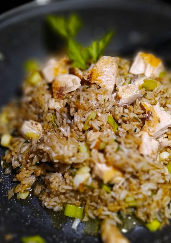 Una foto de Wok de Arroz con Puerro y Salmón