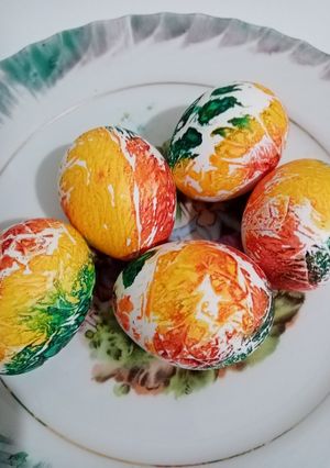 O poză a rețetei Ouă vopsite în şervetele cu coloranți alimentari.