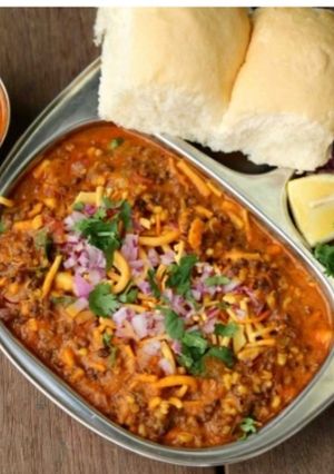 મિસળ પાવ (misal pav in Gujarati recipe) રેસીપી મુખ્ય ફોટો