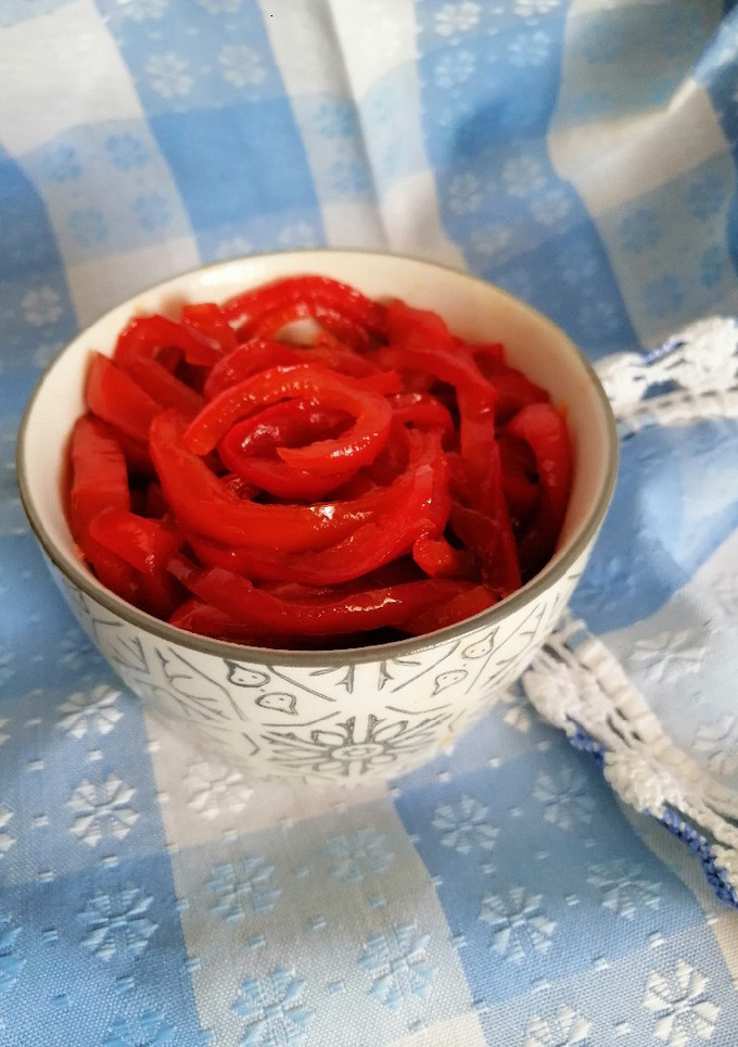 Una foto de Pimientos rojos confitados