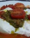 Ensalada de burrata sobre tomate rallado con tomatitos salteados y salsa pesto