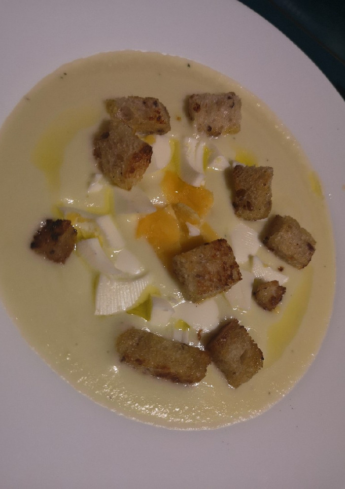 Una foto de Crema de calabacín, puerro y cebolla