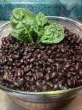 *Frijoles Negros con Epazote: Un Clásico Mexicano*