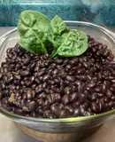 *Frijoles Negros con Epazote: Un Clásico Mexicano*