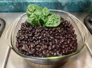 Una foto de *Frijoles Negros con Epazote: Un Clásico Mexicano*