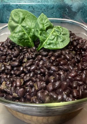 Una foto de *Frijoles Negros con Epazote: Un Clásico Mexicano*