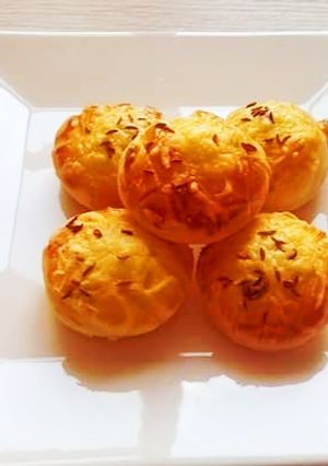 Tejfölös pogácsa füstölt sajttal recept fotója