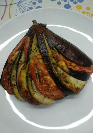 Una foto de Berenjenas rellenas de queso y tomate