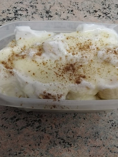 Una foto de Fruta con yogur natural