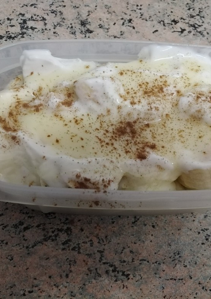 Una foto de Fruta con yogur natural