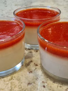 Una foto de Panna Cotta de chocolate blanco y coulis de fresa