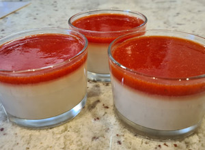 Foto principal de Panna Cotta de chocolate blanco y coulis de fresa