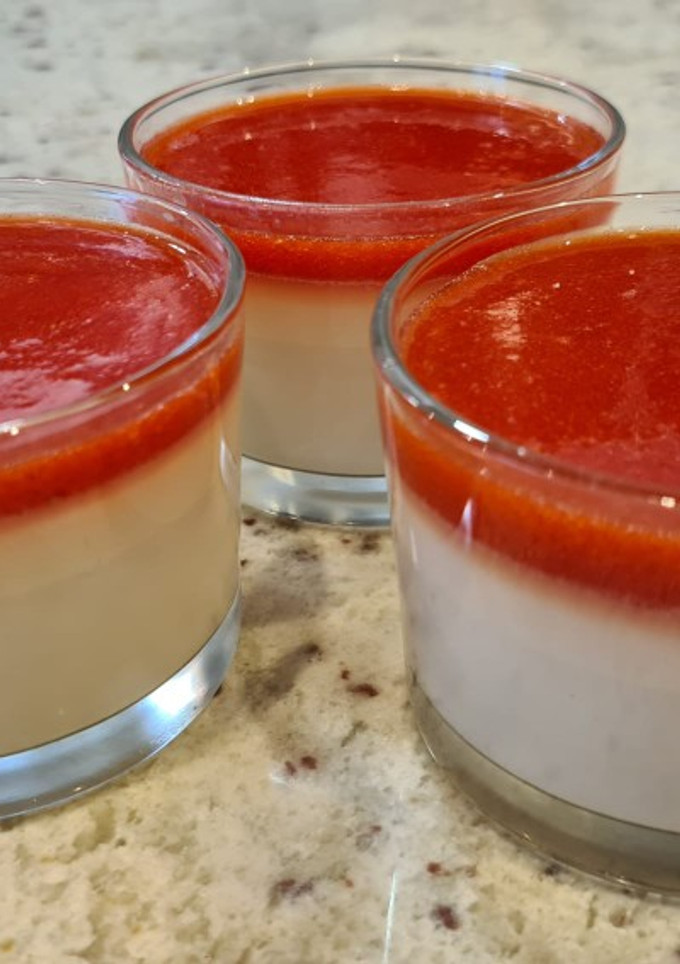Una foto de Panna Cotta de chocolate blanco y coulis de fresa
