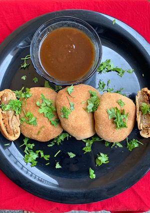 A picture of Air fried kabuli chana moong dhal Kachori.