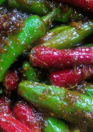 A picture of Green and Red Chilli Pickle.
