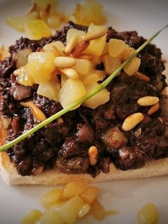 Una foto de Tosta de Morcilla, Pera, Piñones y Miel