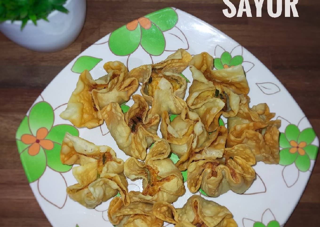 Pangsit goreng isi ayam sayur