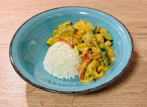 Una foto de Curry de champiñones y calabacín con verduras