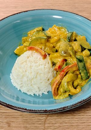 Una foto de Curry de champiñones y calabacín con verduras