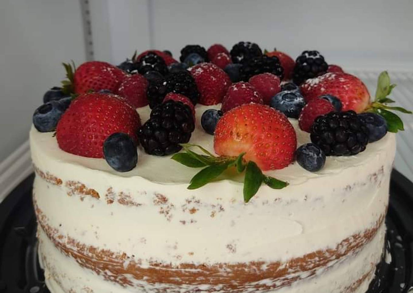 Pastel desnudo de frutos rojos