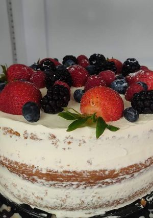 Una foto de Pastel desnudo de frutos rojos