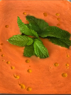 Una foto de Salmorejo de sandía y hierbabuena 🍉🍉🌿🌿