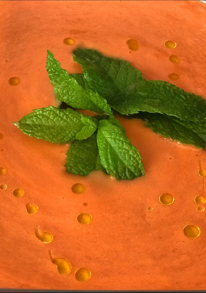 Una foto de Salmorejo de sandía y hierbabuena 🍉🍉🌿🌿