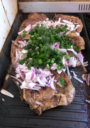 Una foto de Costeleta al verdeo con ensalada mixta !
