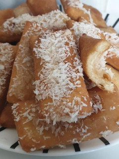 Una foto de Bocaditos rellenos de mermelada de naranja y coco rallado