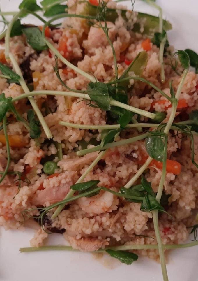 Кус-кус з овочами, куркою та креветками