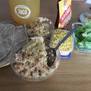 Tacos de harina integral, rellenos de arroz integral y verduras súper saludables