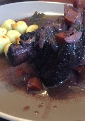 Una foto de Asado de Tira Braseado al Vino Tinto